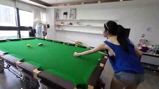 Beibei in a blue vest plays billiards, she looks very , and her skills have improved again.