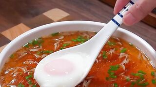 Although it may seem simple, many people cannot make poached eggs well at home.