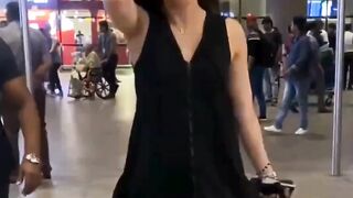 Kriti Sanon Looking Beautiful Spotted At Mumbai Airport Viral Masti Bollywood