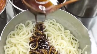 $1.2 USD SICHUAN STYLE NOODLES WITH PICKLED VEGETABLES TOPPINGS #chinesefood #streetfood #shorts