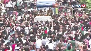 সেনাবাহিনীকে ফুল দিয়ে বরণ করলেন শিক্ষার্থীরা