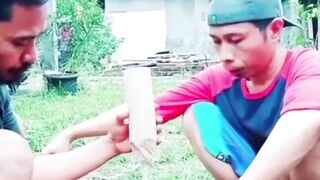 Kok bisa!! Bakar petasan keluar kentut ????????
