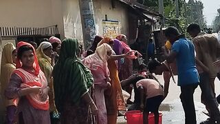 বিজয়ের খুশিতে মা-বোনরা মুগ্ধ পানি পান করতেছে
