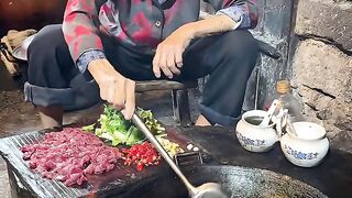 Three meals a day, fireworks, and another summer vacation season. Grandma's specialty is also a home-cooked dish for rural families, plain and warm.