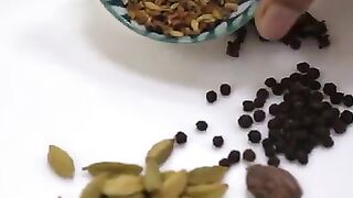 স্কুল গেটের ঝালমুড়ি মামার মশলা ও মুড়ি মাখানো রেসিপি!