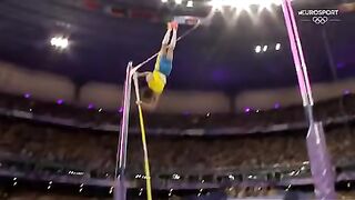 Swedish pole vaulter breaks record and runs to kiss his girl