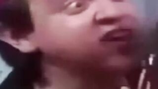 Seu Madruga tenta vender a bola de boliche para o Senhor Barriga.