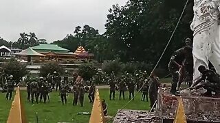 বঙ্গবন্ধুর মূর্তি ভাঙ্গার দৃশ্য