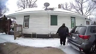 Man defends himself against a Pitbull dog