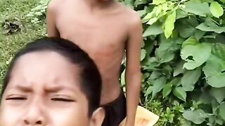 আম চুরি করে ধরা পরছে ????