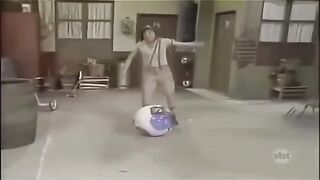 Chaves e Kiko_ A Confusão com a Bola de Futebol!