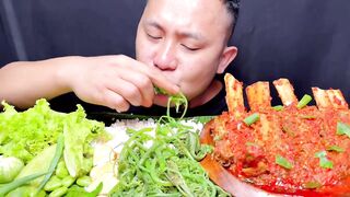 eating big beef ribs is very delicious