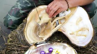 A giant clam born in the river for a hundred years, the girl opens the mysterious door of pearls