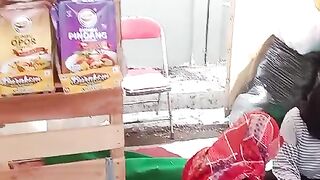 Makan di tenda