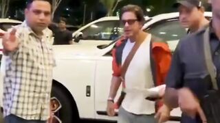 King Khan Spotted At Mumbai Airport Viral Masti Bollywood