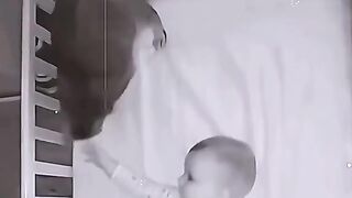 Gatos Anjos cuidando de crianças