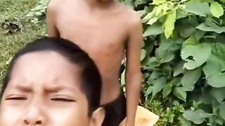আম চুরি করে ধরা পড়েছে ???? ছোট বয়সের স্মৃতি মনে পড়ে ????#funny
