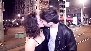 EMBRASSER DES INCONNUES À AMSTERDAM