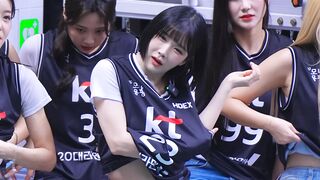 Preparing for the performance _Removing the vest_ Rainbow Cho Hyunyoung 1-day cheerleader