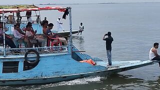 গ্রামের ছোট নদীগুলোতে নৌকার নৌকা ভ্রমণ