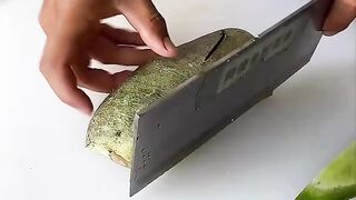 অসাধারণ দক্ষতায় শসা কেটে ব্লক তৈরি