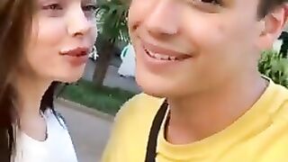 شاب روسي يطلب قبلة ???? من البنات في شوارع روسية