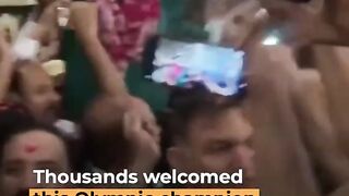 Pakistan’s first gold medalist in 40 years gets hero’s welcome - Al Jazeera Newsfeed.