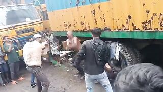 দুই ছাদাবাজকে ধরে গন পিটোনী দিলো ছাত্র জনতা