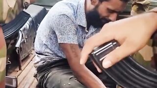 সেনাবাহিনী_ডাকাত_ধরে_তাকে_দিয়ে_গান_গাওয়াচ্ছে_