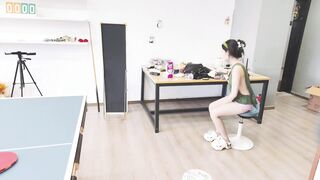 打乒乓球还是挺累的，贝贝有点打不动了