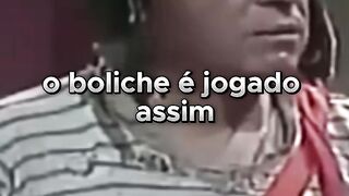 Aprendendo a jogar boliche com Seu Madruga!.