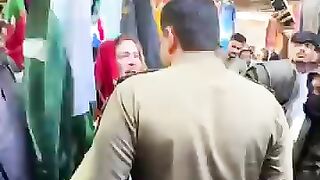 Imran Khan's tigress Zartaj Gul stood in front of the police once again when the police touched the flag helplessly