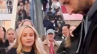 The most EPIC Carol of the Bells FLASHMOB ???? Everyone was shocked ????
