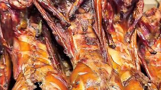 I came across hand-torn roasted rabbit on the street. The spicy and peppery taste was so addictive!