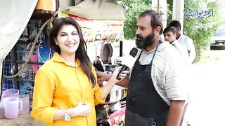 Jis Ko Khana Pasand Na Aaye Wo Paise Na De - Husband Wife Ne Loader Rickshaw Me Food Stall Laga Liya