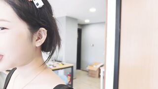 贝贝再来一局乒乓球，握拍姿势好一些了