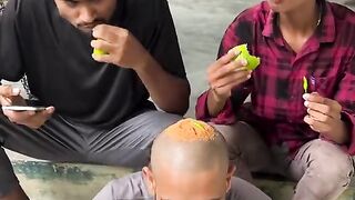দেখুন মানুষ কিভাবে মাথার উপর লবণ রেখে যায়