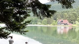 Сидят два мужика на берегу реки, рыбачат...