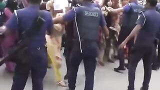 দেখুন পুলিশের কি বেপরোয়া প্রহসন