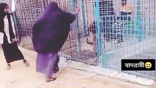 মহিলাটিকে বানরটি কিভাবে