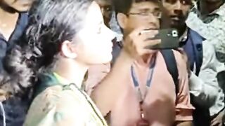 গণআন্দোলনে দুঃসাহসী বাপের বেটির নেতৃত্ব