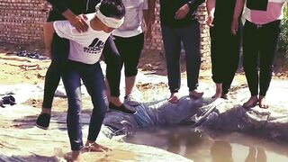 ভিডিওটি দেখে না হেসে থাকতে পারবেন না ????????