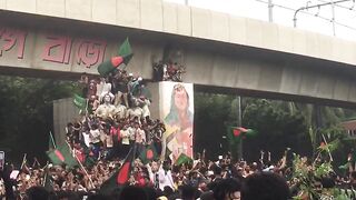 শেখ হাসিনাকে জুতার বারি দিল
