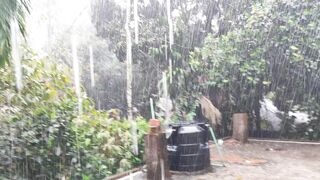 বৃষ্টি পড়ে