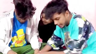 টাকা ভাগাভাগি করা হচ্ছে