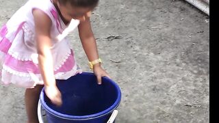 বাচ্চাটা মুরগিকে খাওয়া দিচ্ছে..The child is feeding the chicken