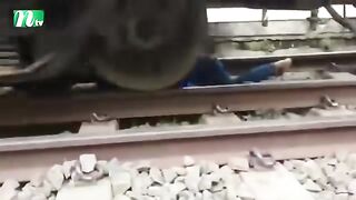 রাখে আল্লাহ মারে কে আল্লাহ চাইলে সবই সম্ভব।