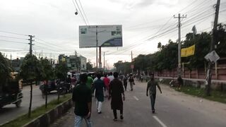 আন্দোলনকারীদের ছাত্রলীগ মারছে আর পুলিশ ইন্ধন দিচ্ছে!!
