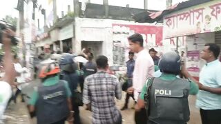 আন্দোলনকারীদের ছাত্রলীগ মারছে আর পুলিশ ইন্ধন দিচ্ছে!! 2