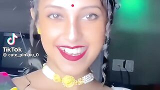 মেয়েটার নাচ অনেক সুন্দর